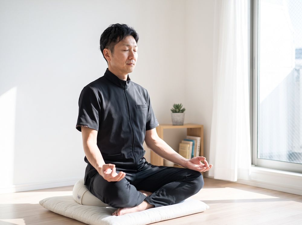 クッションに座って瞑想している様子