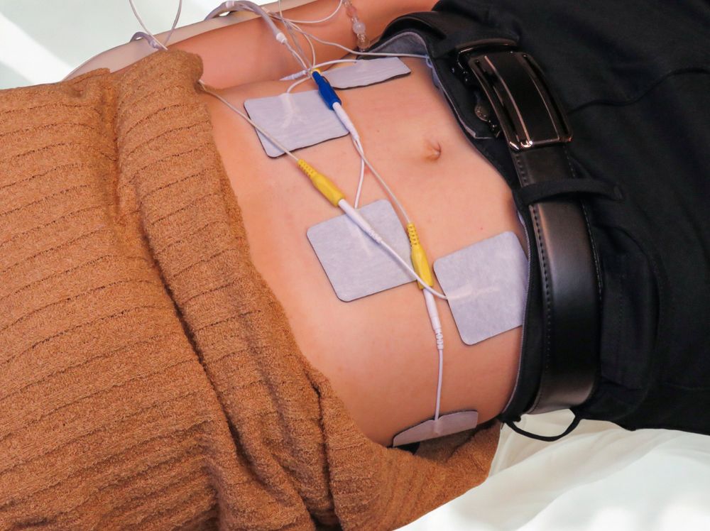 楽トレの電極パッドをお腹に貼っている様子