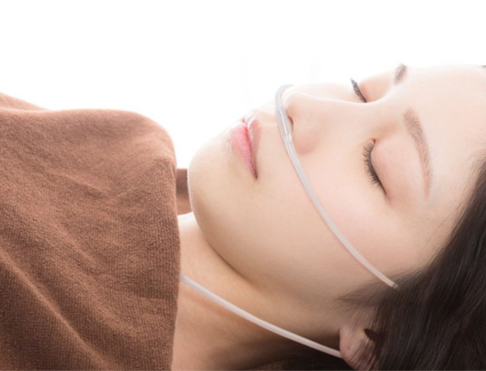 鼻にチューブをつけて横になっている様子